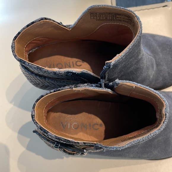 Gray Suede Zip up bootie and buckle .Naomi Snake - Picture 5 of 6